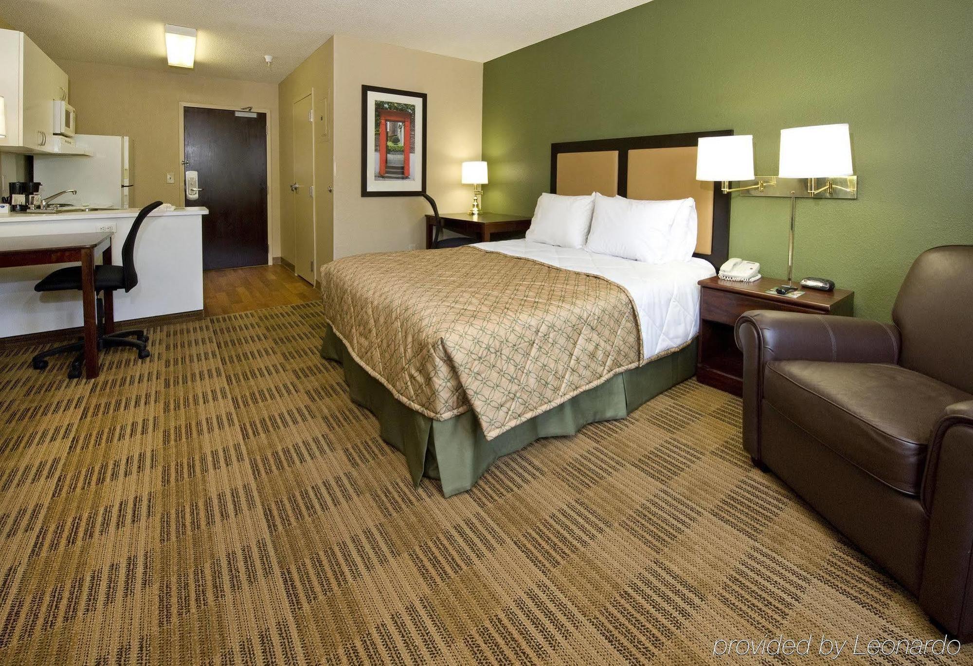 Extended Stay America Suites - San Diego - Carlsbad Village By The Sea Room photo
